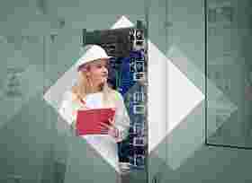 Frau mit Schutzhelm und Klemmbrett schreibt etwas