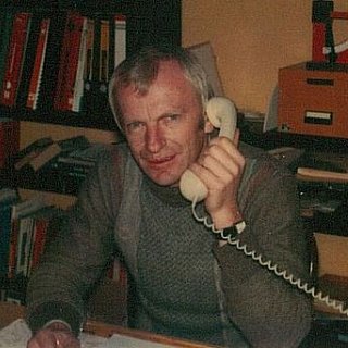 Mann in Büro telefoniert