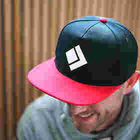 Mann trägt Cap mit dem HECHT-Logo