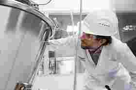Mann in Schutzkleidung begutachtet technische Anlage